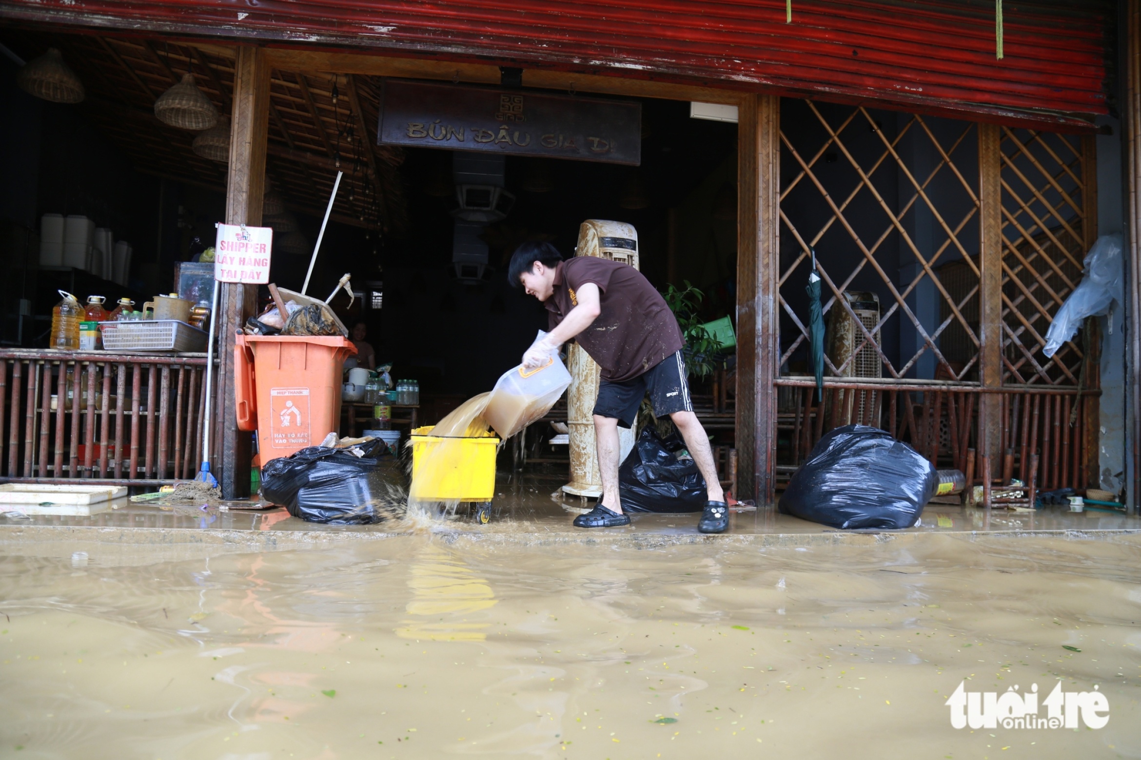 顺化商户在洪水后茫然看着受损商品